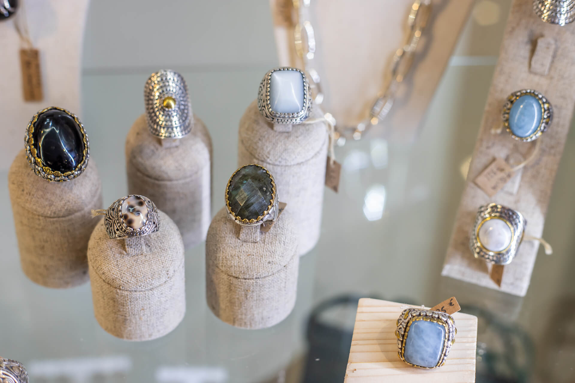 Melocoton boutique bijoux bagues artisanales travaillées avec soin alimentée par des pierres de couleurs