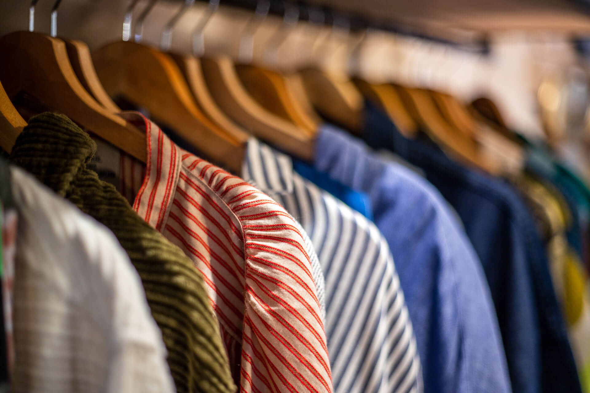 Melocoton boutique vêtements sur cintres chemises et pulls