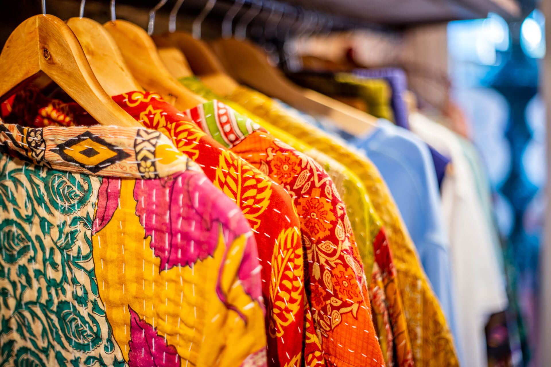 Melocoton boutique vêtements sur cintres aux couleurs chaudes d'été